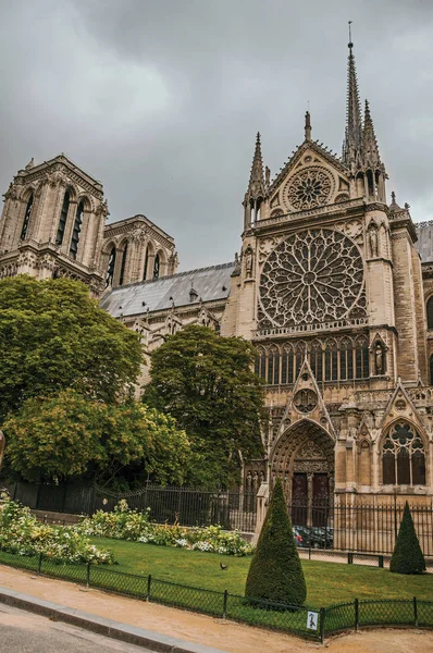 Lado de la catedral gótica de Notre-Dame en París —  Fotos de Stock