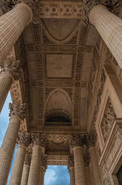 Columnas en la entrada del Panteón en estilo neoclásico en París — Foto de Stock