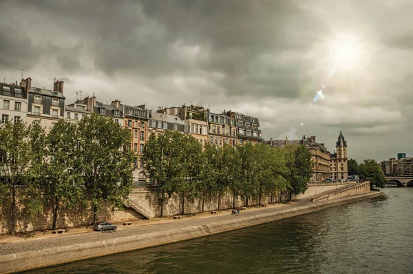 Edifícios antigos e calçada no Rio Sena com luz solar em Paris — Fotografia de Stock