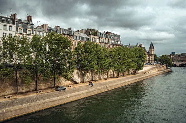 Paris'te Seine Nehri üzerinde eski binalar ve kaldırım — Stok fotoğraf