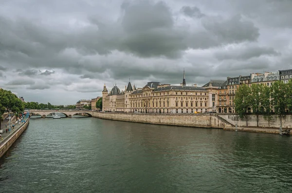 Paris'te Seine Nehri kıyısında eski binalar — Stok fotoğraf