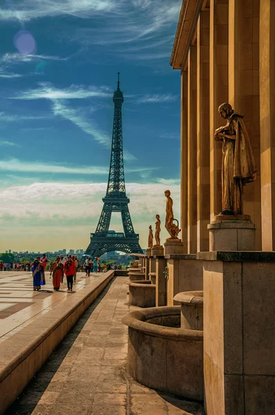 在巴黎的特罗卡德罗和埃菲尔铁塔的人 — 图库照片