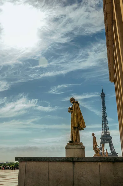 巴黎特罗卡德罗和埃菲尔铁塔的雕像 — 图库照片