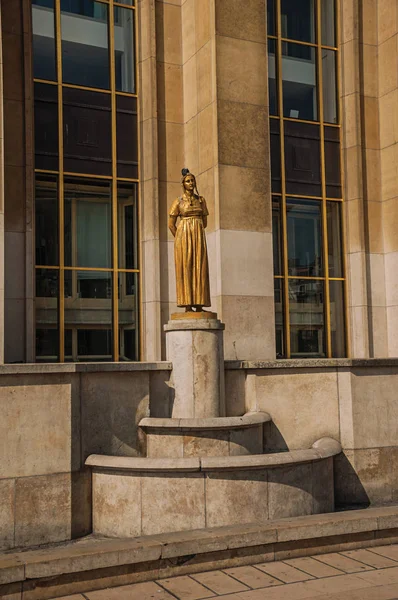 건물 앞의 황금 빛 여인과 비둘기의 동상 — 스톡 사진