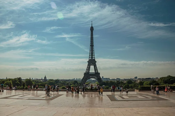 在巴黎的特罗卡德罗和埃菲尔铁塔的人 — 图库照片
