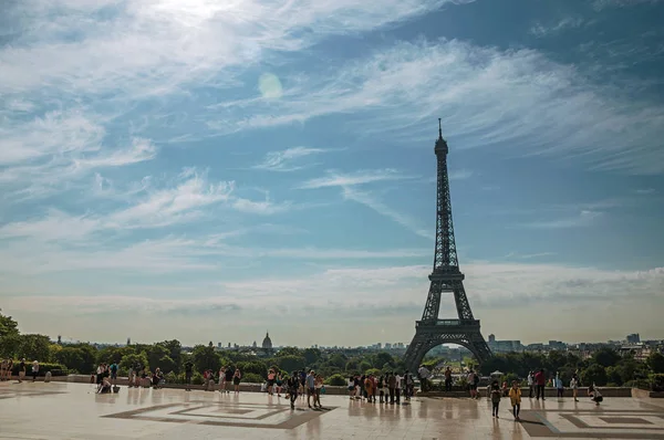 Люди на Trocadero і Ейфелеву вежу в Парижі — стокове фото
