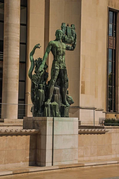 Statue en bronze devant un immeuble à Paris — Photo