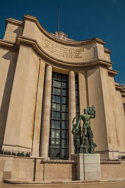 파리 건물 앞에서 청동으로 만든 동상 — 스톡 사진
