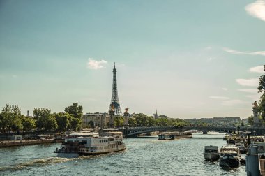 Paris'te gün batımında Seine Nehri ve Eyfel Kulesi'nde tekne
