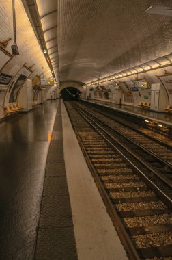 Paris'te Pelleport metro istasyonu platformu