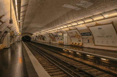Paris'te Pelleport metro istasyonu platformu