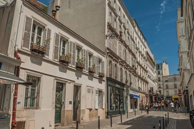 Paris'te Montmartre sokakta insanlar ve binalar