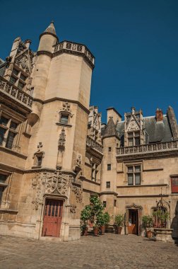 Paris'teki Cluny Müzesi'nin gotik cephesi