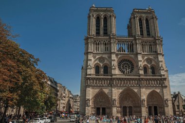 Paris'te insanlar ve gotik Notre-Dame Katedrali