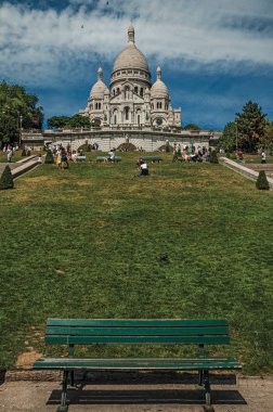 Paris'te Bazilika kubbesi ile merdiven ve cephe insanlar