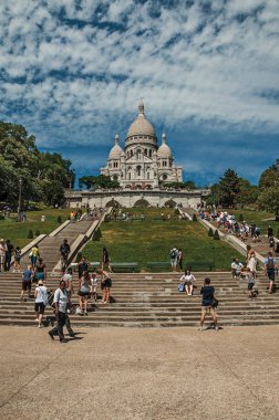 Paris'te Bazilika kubbesi ile merdiven ve cephe insanlar