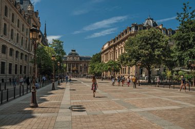 Paris'teki La Cite adasındaki insanlar ve binalar
