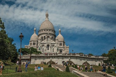 Paris'te Bazilika kubbesi ile merdiven ve cephe insanlar