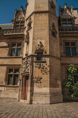 Paris'teki Cluny Müzesi'nin gotik cephesi