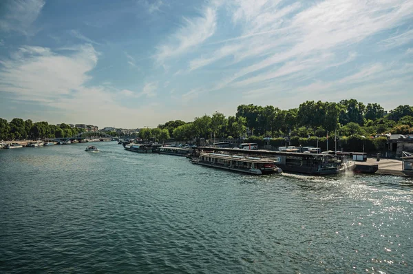 Ponte sobre o Rio Sena e barcos turísticos em Paris — Fotografia de Stock