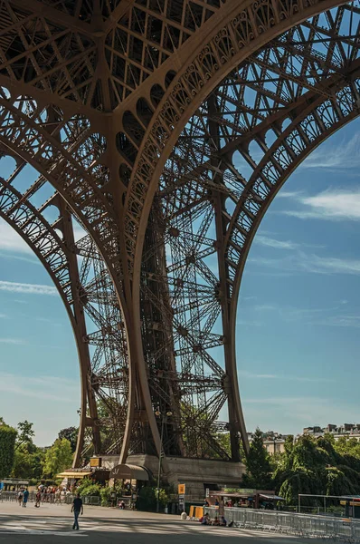 埃菲尔铁塔在巴黎用铁和新艺术风格建造 — 图库照片