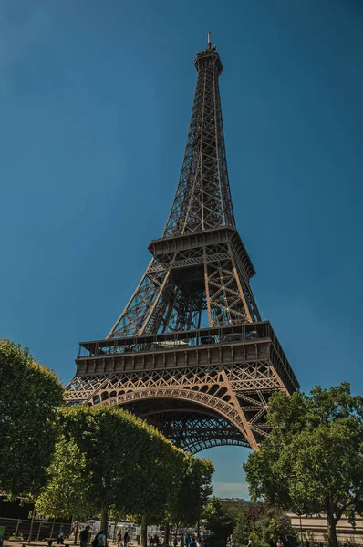 在巴黎阳光明媚的日子里，人们和埃菲尔铁塔 — 图库照片