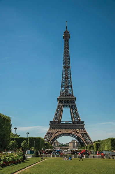 Люди і Ейфелева вежа в сонячний день в Парижі — стокове фото