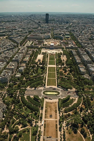 パリのエッフェル塔から見たシャン・ド・マルス公園と建物 — ストック写真