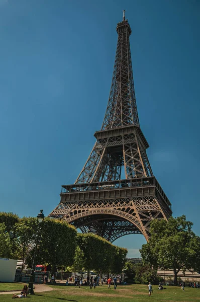 在巴黎阳光明媚的日子里，人们和埃菲尔铁塔 — 图库照片