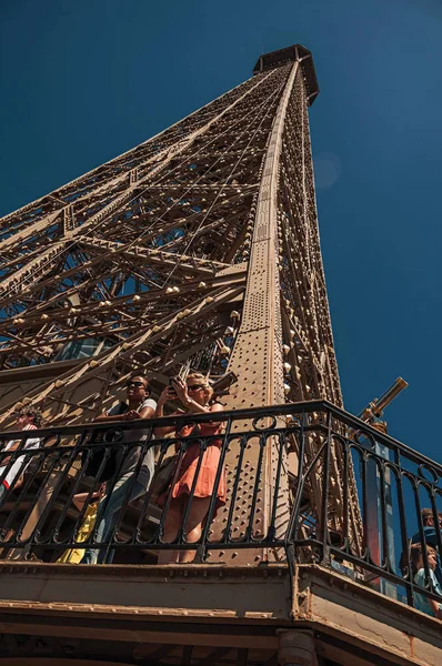 Menschen auf Eiffelturm mit blauem Himmel in Paris — Stockfoto