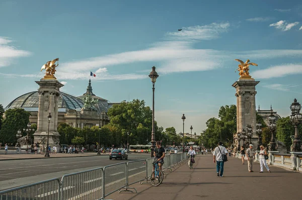 Люди на елегантному мосту на річці Сени в Парижі — стокове фото