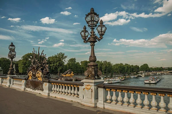 Ludzie na eleganckim moście nad Sekwaną w Paryżu — Zdjęcie stockowe