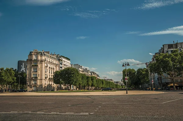 Fák és épületek a téren előtt Les Invalides Párizsban — Stock Fotó