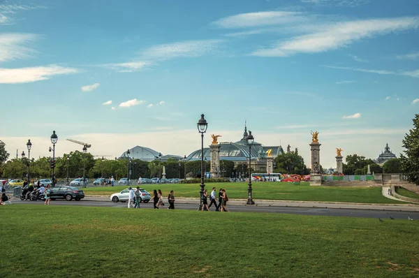 Lidé v zahradách Esplanade des Invalides v Paříži — Stock fotografie