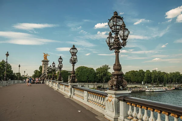 Paris'te Seine Nehri üzerinde zarif köprü üzerinde insanlar — Stok fotoğraf