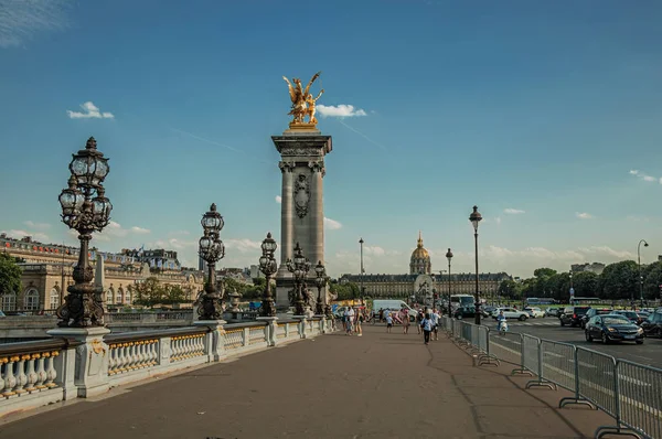 Paris'te Seine Nehri üzerinde zarif köprü üzerinde insanlar — Stok fotoğraf