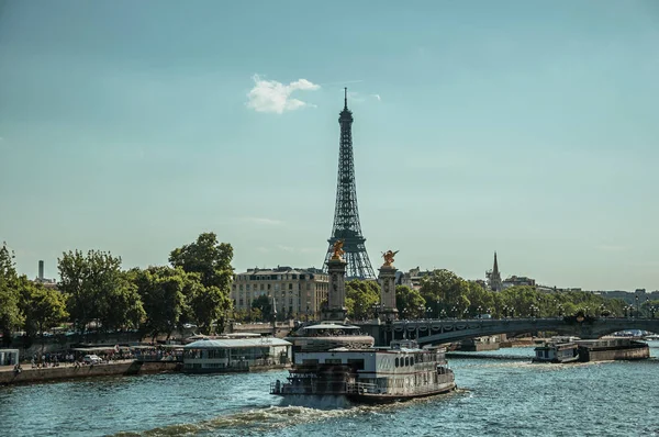 Barca sulla Senna e Torre Eiffel al tramonto a Parigi — Foto Stock