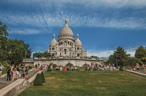 Lidé na schodišti a fasádě s kupolí baziliky v Paříži — Stock fotografie