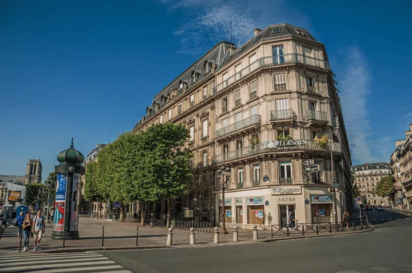 Lidé a budovy na rohové ulici v Paříži — Stock fotografie