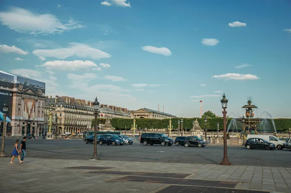 Ludzie i fontanna na Place de la Concorde w Paryżu — Zdjęcie stockowe