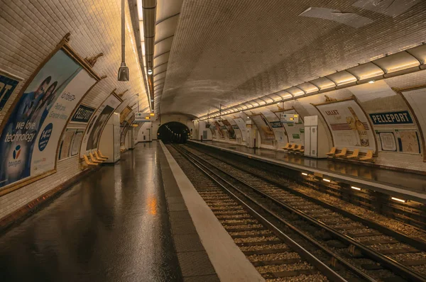 Bahnsteig der U-Bahn-Station Pelleport in Paris — Stockfoto