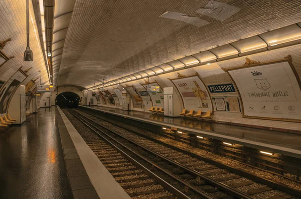 Piattaforma della stazione della metropolitana Pelleport a Parigi — Foto Stock