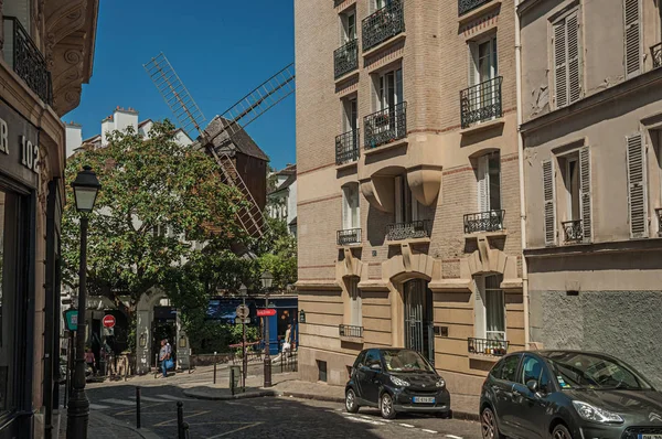 Antiguo restaurante con molino de viento en el barrio de Montmartre en París — Foto de Stock