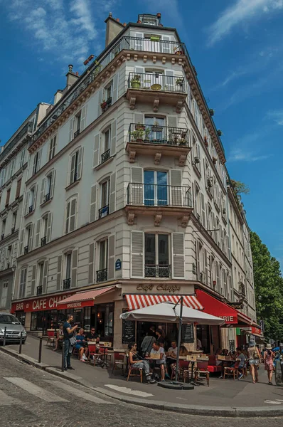 Lidé se baví v Montmartre Restaurant v Paříži — Stock fotografie