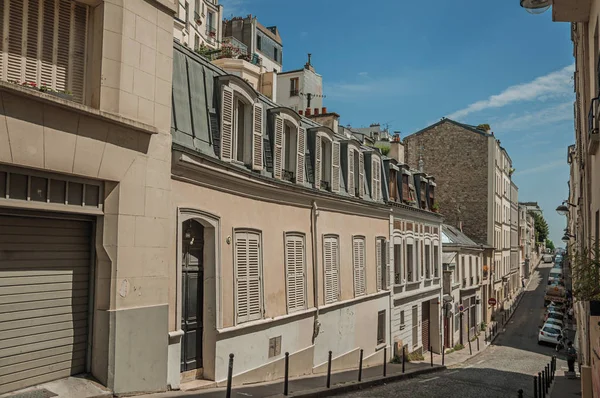 Slope street of Montmartre with buildings in Paris — Stock Photo, Image