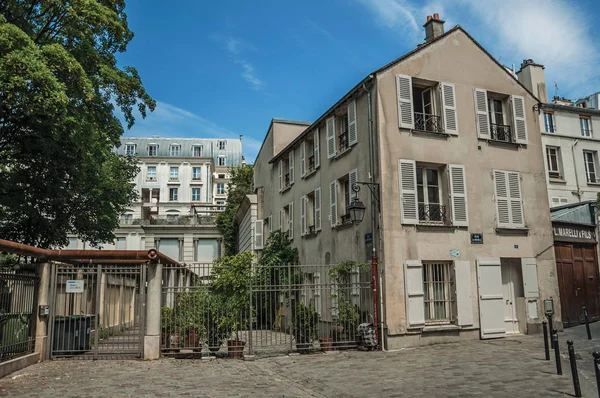 Montmartre-Allee mit Hausfassade und Eisentor in Paris — Stockfoto