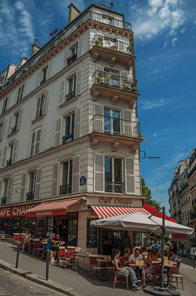 Lidé se baví v Montmartre Restaurant v Paříži — Stock fotografie