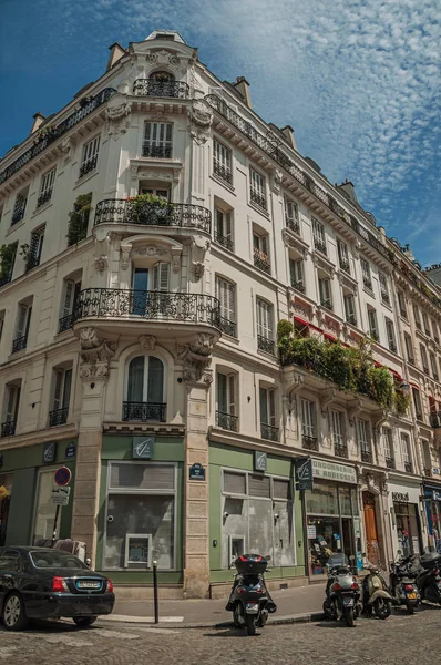 Skútry a stavba na ulici Montmartre v Paříži — Stock fotografie