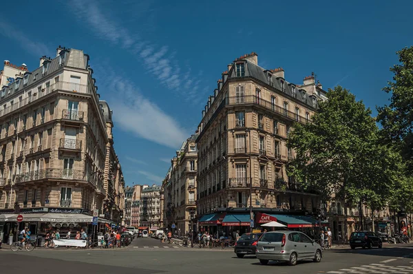 Lidé a budova na ulici Paříž — Stock fotografie