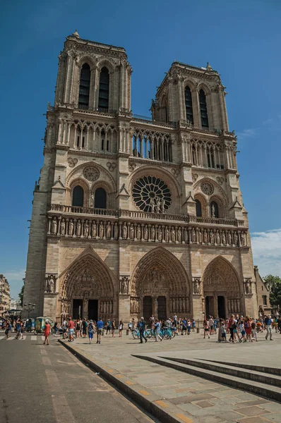 Gente y la catedral gótica de Notre-Dame en París — Foto de Stock